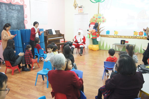 유년부 예배에서는 성탄절 선물나눔 행사도 진행됐다.