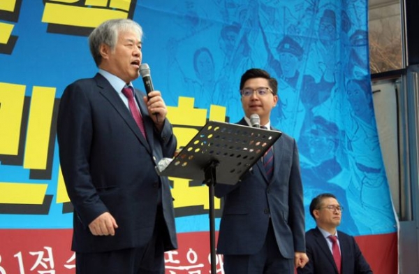 전광훈 목사(왼쪽). 