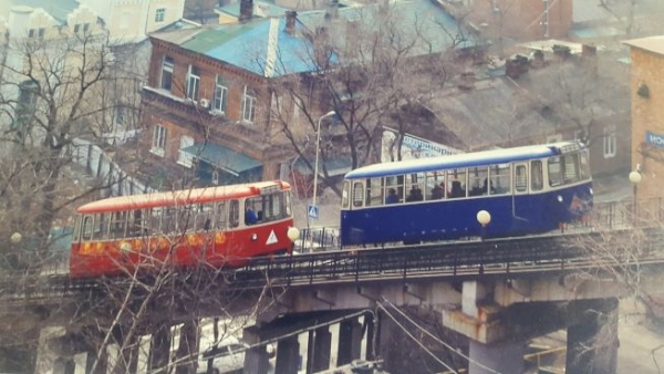 블라디보스토크에서 마주한 트램은 마치 분단의 평행선을 달리는 남북한의 모습을 닮은 듯 하다. 파랑색과 빨강색으로 나뉘어 서로 다른 방향으로만 달리는 모습처럼… ⓒ너나드리