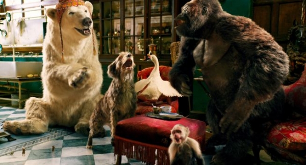 <닥터 두리틀>에서 동물들이 서로 유쾌하게 대화하는 장면.
