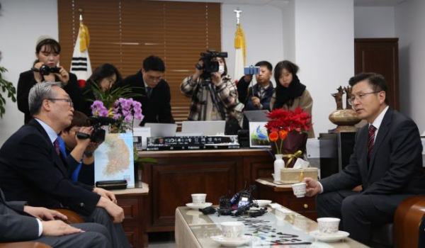 자유한국당 황교안 대표가 한국교회총연합을 내방해 김태영 대표회장(오른쪽부터)과 환담하고 있다. ⓒ송경호 기자