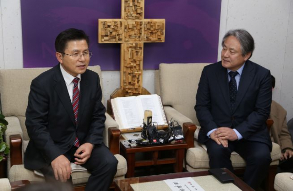 자유한국당 황교안 대표가 NCCK 이홍정 총무(왼쪽부터)와 대화하고 있다. ⓒ송경호 기자