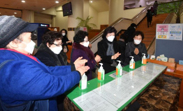 여의도순복음교회 성도들이 마스크를 쓴 채 감염 예방을 위해 교회 로비에서 손소독제를 바르고 있다. ⓒ교회