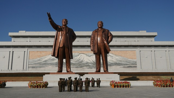 평양의 만수대 김일성 김정일 부자 동상. 북한에서 가장 큰 김일성 동상으로 높이가 20M에 이른다
