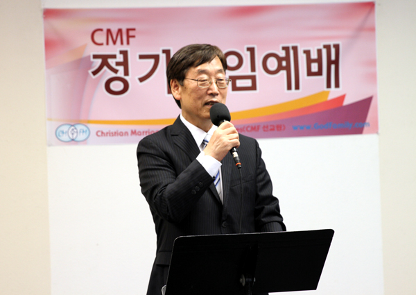 CMF 선교회 4월 정기예배에서 설교하는 엄영민 목사