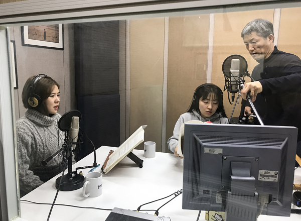 북한 성도들을 위한 라디오 방송 프로그램을 녹음하는 성우들.