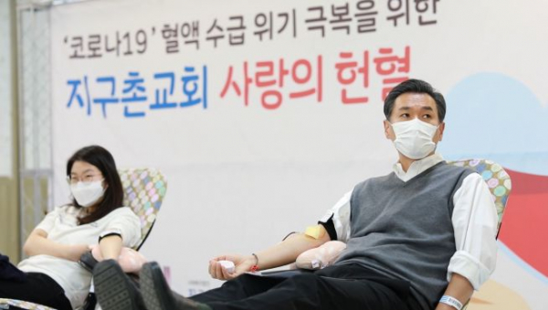 최성은 목사(오른쪽)가 헌혈하는 모습. ⓒ지구촌교회