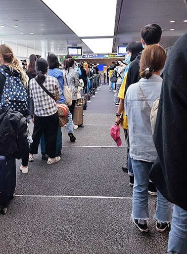 지난 1일 인천국제공항 제1터미널에서 해외 입국자들이 체온 측정과 검역대 통과를 위해 기다리고 있다.