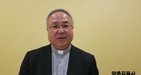 필그림선교교회 담임 양춘길 목사가 온라인으로 메시지를 전하고 있다.