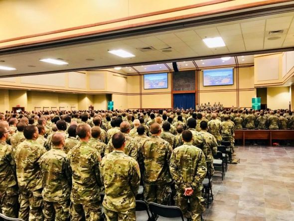 예배에 참석하고 있는 미 군인들의 모습.