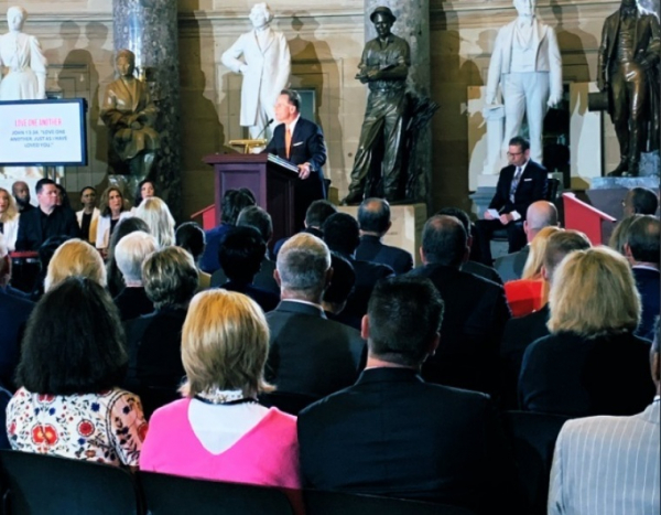 로니 플로이드 목사가 지난 해 워싱턴 D.C. 국회의사당 스태추어리 홀(Statuary Hall)에서 열린 '국가 기도의 날' 행사에서 연설을 하고 있다.