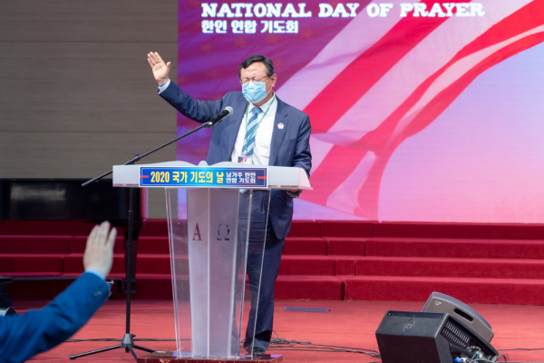 제69회 국가 기도의 날 연합 기도회에서 한국과 한국 교회를 위해 기도하는 충현 선교 교회 민종기 목사