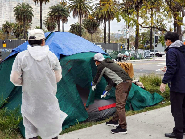 맥아더 파크 인근 노숙자 텐트를 방문해 생필품을 전달하는희망 나눔 후원회