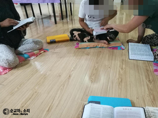 성매매로 중국에 팔린 북한 여성 몇 명이 한국 VOM에서 펴낸 ‘조선어 스터디 성경’으로 말씀을 공부하는 모습.