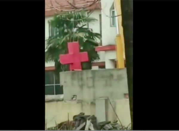 중국 그리스도인 연합회가 SNS에 공유한 비디오 영상. 교회 옥상에서 크레인으로 십자가를 철거하고 있다.
