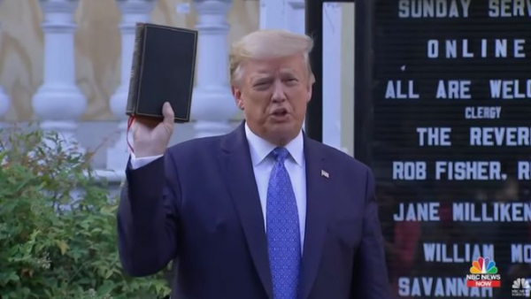세인트존스교회 앞에서 성경을 들어보이고 있는 트럼프 대통령.