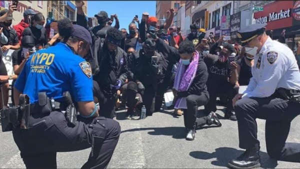 미국 뉴욕 경찰관들은 5월 31일 뉴욕의 익사이팅 처치 가렐 솔로몬 목사와 함께 무릎을 꿇고 기도했다.