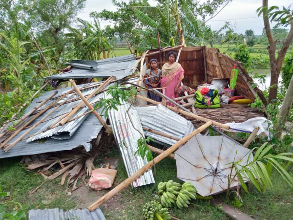 사이클론 암판으로 집이 무너져버린 방글라데시 피해 성도.
