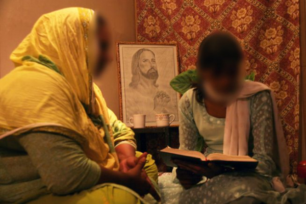 파키스탄의 한 가정에서 딸이 문맹인 어머니에게 성경을 읽어주고 있다.