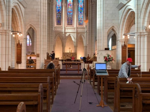 전국적인 폐쇄 조치가 내려진 기간인 지난 5월 뉴질랜드 오클랜드 세인트 매튜 인 더 시티(St Matthew-in-the-City) 성공회 교회에서 예배를 녹화하고 있다.