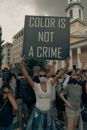 미국에서 인종차별에 반대하는 시위대 중 한 사람이 ‘피부색은 죄가 아니다’라고 적힌 푯말을 들고 있다. ⓒUnsplash