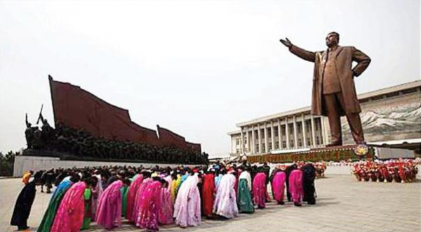 김일성 동상 앞에서 절하는 북한 주민들.