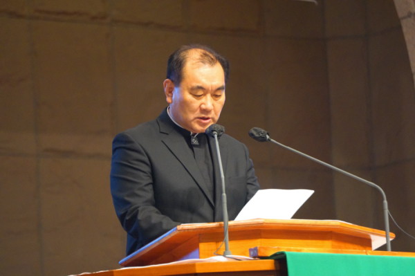 김운성 목사가 비전 메시지를 선포하고 있다.