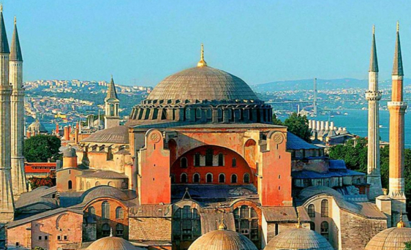 비잔틴 건축의 최고 걸작으로 손꼽히는 성소피아 대성당이 이슬람 사원으로 전환될 운명에 처했다고 미국 워싱턴포스트(WP)가 1일(현지시간) 보도했다.
