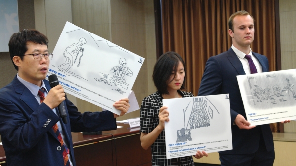과거 기자회견에서 북한인권정의연대 정베드로 대표(맨 왼쪽)가 북한 수용소에서 행해지는 고문에 대해 설명하던 모습