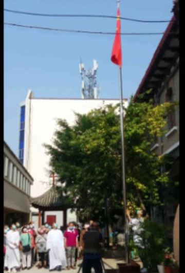 중국의 한 교회가 국기 게양식을 하고 있다.