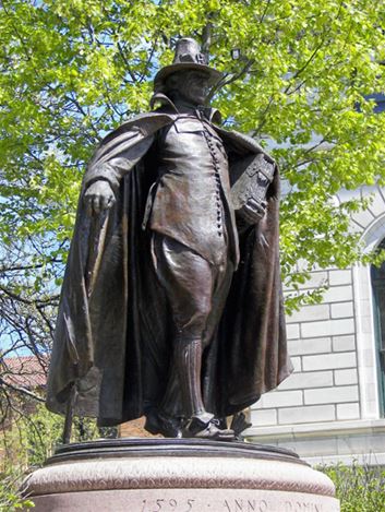 “청교도”라는 제목의 이 동상은 Augustus Saint-Gaudens (1848-1907)가 만든 것으로 
미국 건국의 아버지들과 자랑스러운 조상들을 기념하기 위해서 스프링필드 (매사추세츠 주의 서부도시)에 세운 것이다. 이 동상에 관련된 이야기들은 James Atkinson, ed., In Homage to Worthy Ancestors: The Puritan, The Pilgrim (2011)에 담겨있다. 미국 자선단체인 the Laurence
