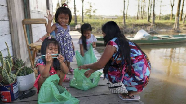 학용품 등 선물박스를 풀어보는 아마존 강변 마을 아이들. ⓒ월드비전 제공