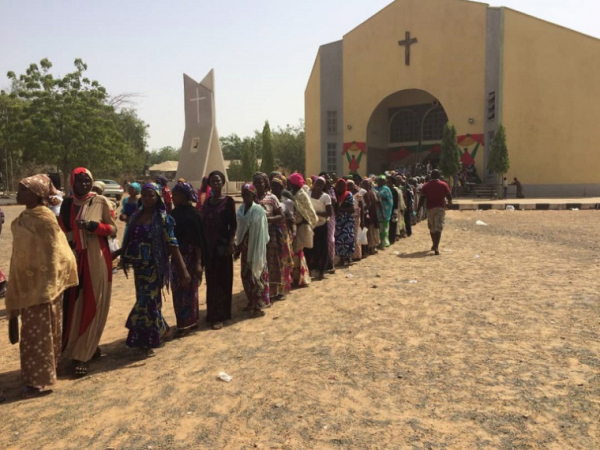 보코하람의 공격으로 난민이 된 여성들이 성 테레사 성당에서 음식을 받기 위해 줄을 서 있다.