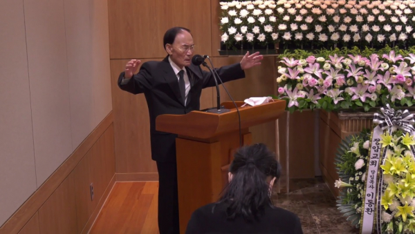 금란교회 김홍도 동사목사의 장례예배가 2일 진행된 가운데, 박종순 목사(충신교회 원로)가 축도를 했다. ©금란교회 장례예배 유튜브 캡쳐