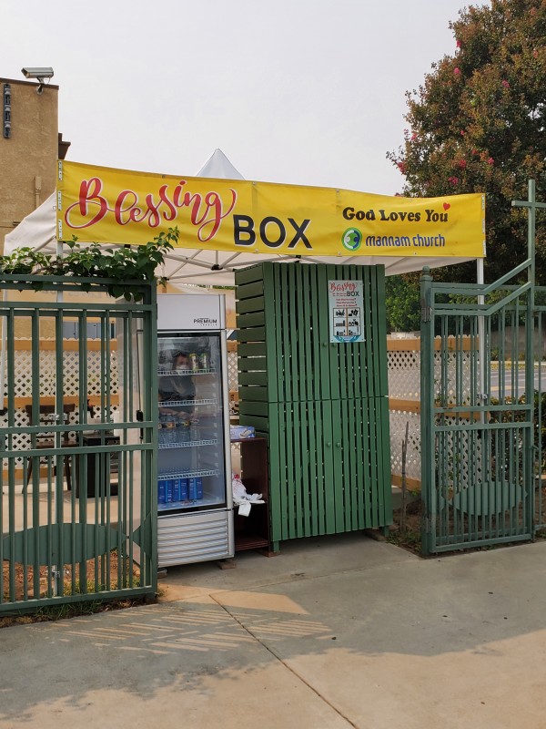 놀스릿지 만남의교회에 설치된 '블레싱 박스'가 이웃들의 필요를 채우고 있다. 