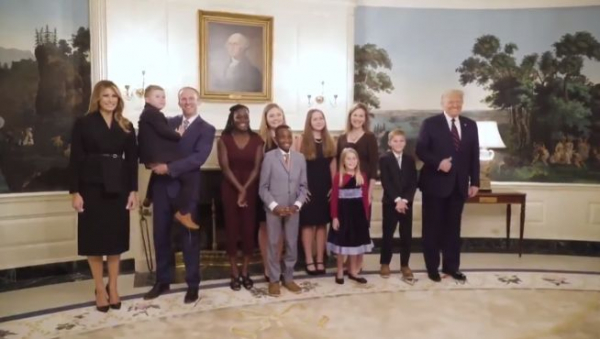 백악관에서 트럼프 대통령 내외와 함께 기념촬영을 하고 있는 배럿(오른쪽에서 세 번째)의 가족들.
