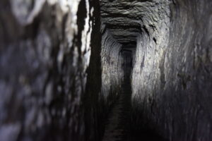 (Photo : ) [실로암 터널은 긴 공성전에 대비해서 예루살렘 성 밖의 수원을 막고 성안에서 안전하게 물을 확보할 수 있도록 만들어진 급수시설이다; 사진 방승호]