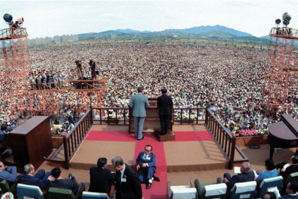 1973년 6월 여의도 광장에서 개최된 빌리 그래함 목사 초청 집회. 한국교회가 급격한 양적 성장을 이루던 시점인 동시에, 한국사회 전체가 폭발적인 인구증가를 경험하던 시기이기도 하다. ⓒ빌리그래함전도협회