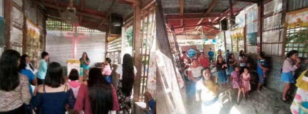 양철지붕으로 만들어진 가정에서 예배드리는 필리핀 현지 그레이스선교교회 성도들