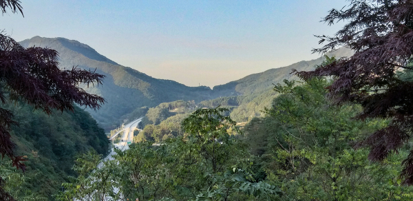치악산 인근 산, 양안치에서 원주 방향으로 바라본 풍경. ©지미 리