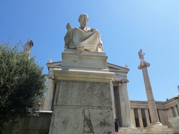 그리스가 철학의 나라임을 보여주는 아테네 학술원 앞의 소크라테스 동상 