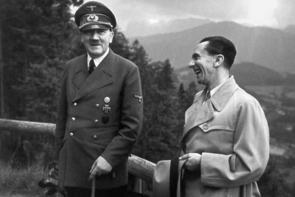 유대인들에 대한 악의적 오해 조장을 통해 독일인들의 마음을 사로잡았던 히틀러와 그의 최측근 괴벨스. ⓒmilitary.com 캡처