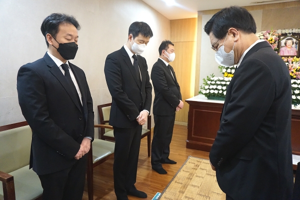 故 김성혜 한세대 총장의 빈소를 방문한 여의도순복음교회 이영훈 목사가 유족들과 함께 기도하고 있다. ©박용국 기자 