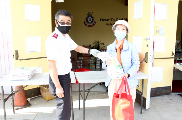 지역 주민들에게 쌀과 방역 용품을 전달하는 이주철 사관