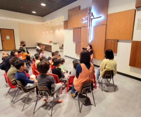 달라스 세미한교회는 침수 피해를 입은 지역 유치원을 위해 장소를 제공했다