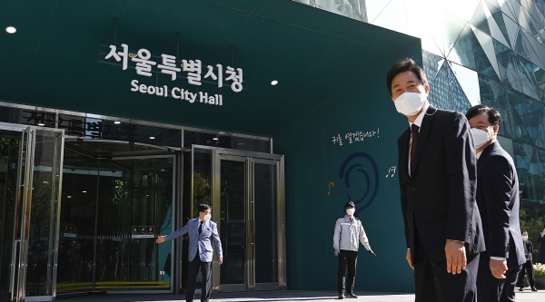 서울시장에 당선된 오세훈 시장이 8일 오전 서울시청사로 출근하고 있다. ©뉴시스