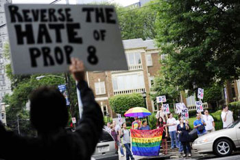 26일 동성결혼을 금지하는 주민투표가 유효하다는 캘리포니아 州 판결에 반대하는 시위가 곳곳에서 소규모로 열린 가운데 애틀랜타에서도 약 100여 명이 모여 피켓을 들었다.