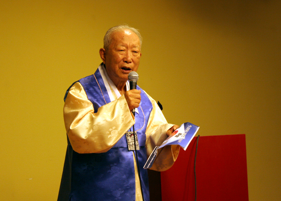 제 66주년 광복절 워싱턴주 합동 기념식서 만세삼창을 선창하는 박남표 장군ⓒ김브라이언 기자
