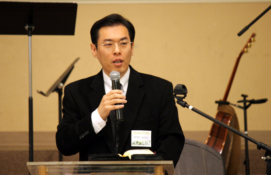 서북미침례교협의회 2012년 신년감사예배에서 설교하는 최성은 목사ⓒ 김브라이언 기자