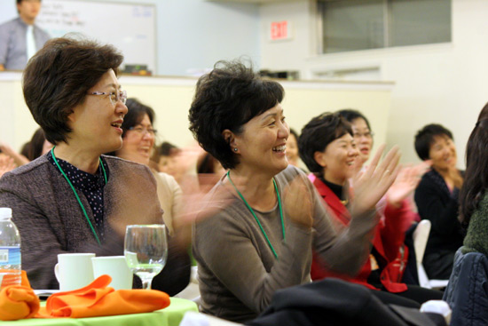 미주 남침례회 한인교회총회 2012 사모 수양회에서 함박 웃음을 짓는 사모들ⓒ김브라이언 기자